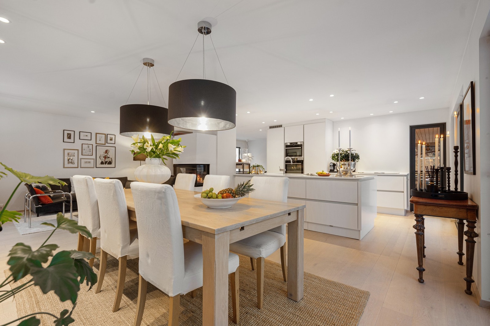 Spisestuen har god plass til langbord og naturlig adkomst til både balkong og terrasse, noe som gir flotte soner for både hverdagsbruk og selskapelige anledninger. Galleribilde