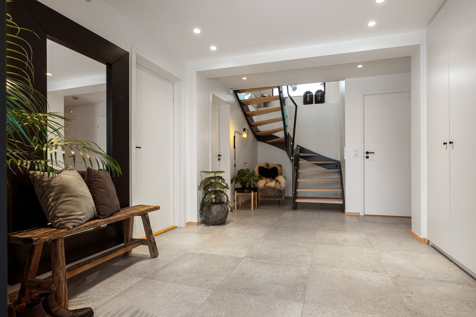 Praktisk og stilren løsning med rikelig plass til garderobe, som gjør hverdagen enkel og oversiktlig. Galleribilde