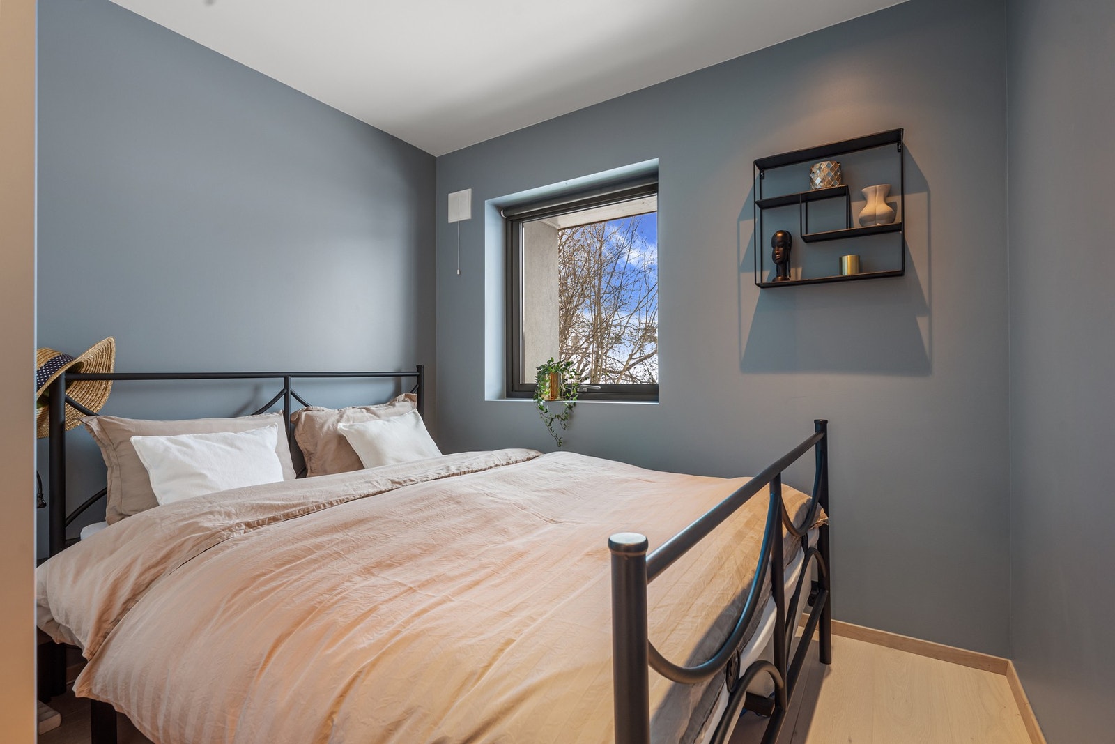 For ordens skyld bemerkes at soverommet i 1. etasje er byggemeldt som bod. Det foreligger dog origianltegninger hvor rommet er beskrevet som soverom. Galleribilde