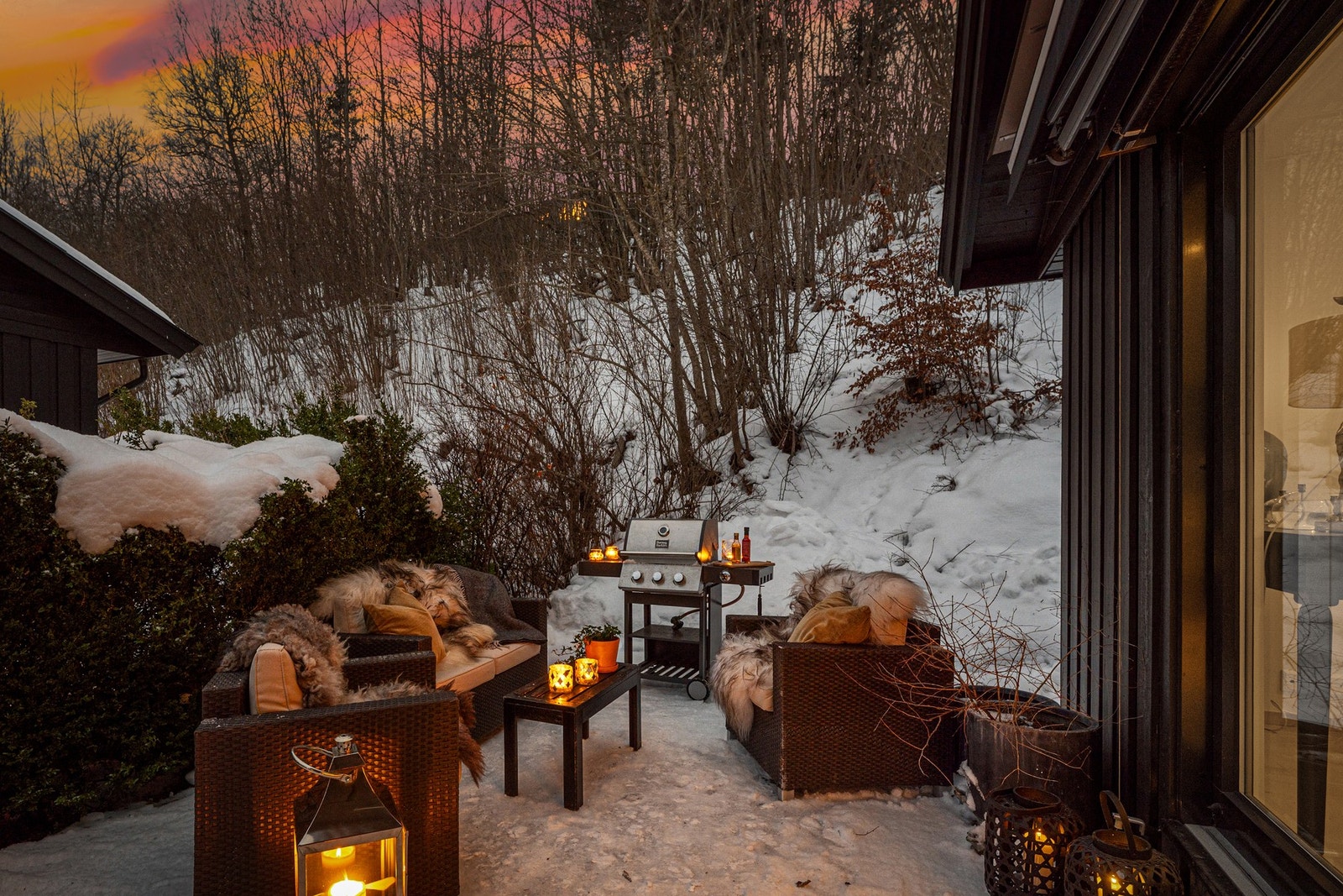 En naturlig forlengelse av stue og kjøkken, hvor inne og ute glir sømløst sammen. Galleribilde