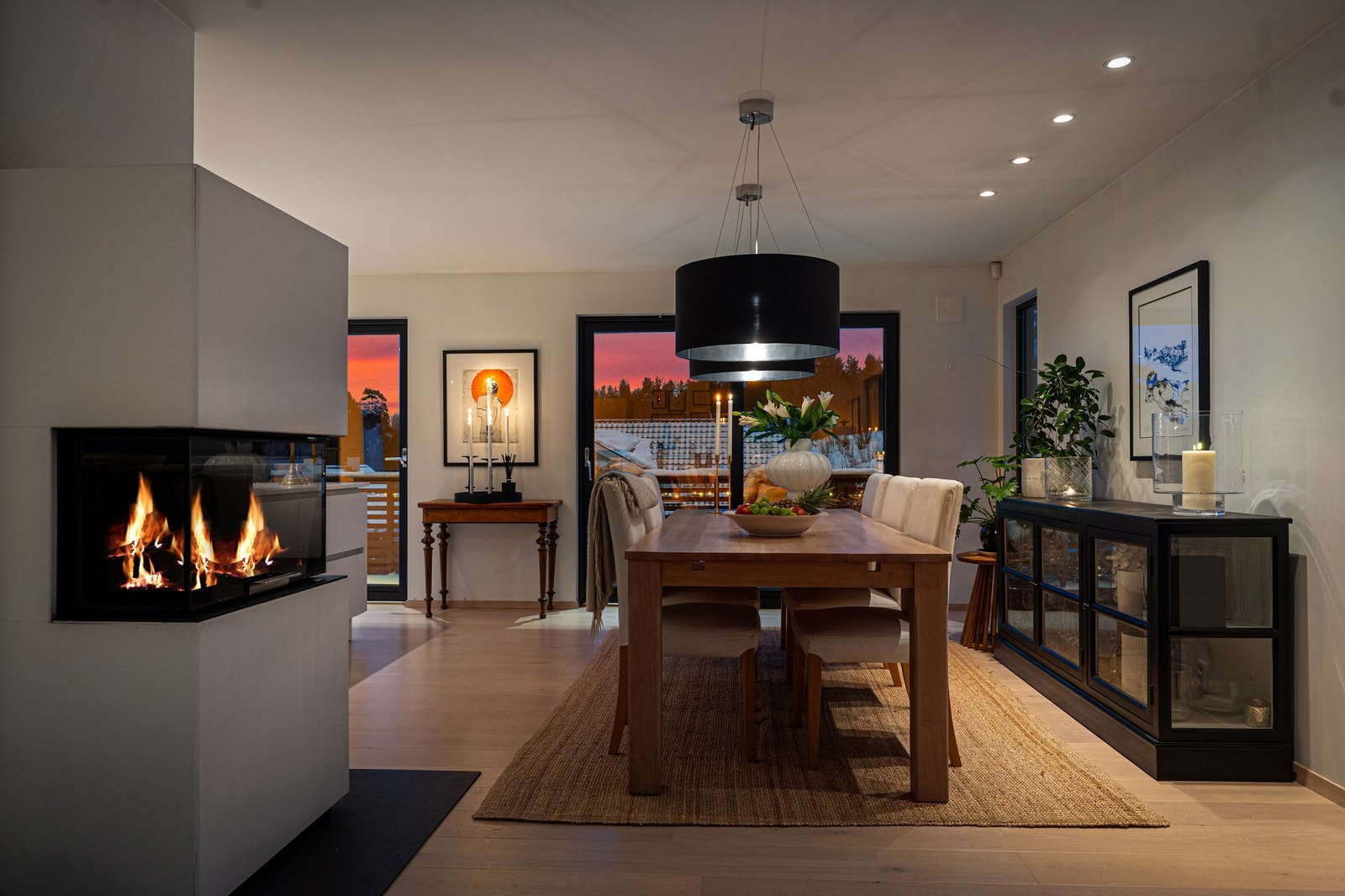 En svært innbydende oppholdsdel som kombinerer funksjonalitet, komfort og estetikk på en gjennomført måte. Galleribilde