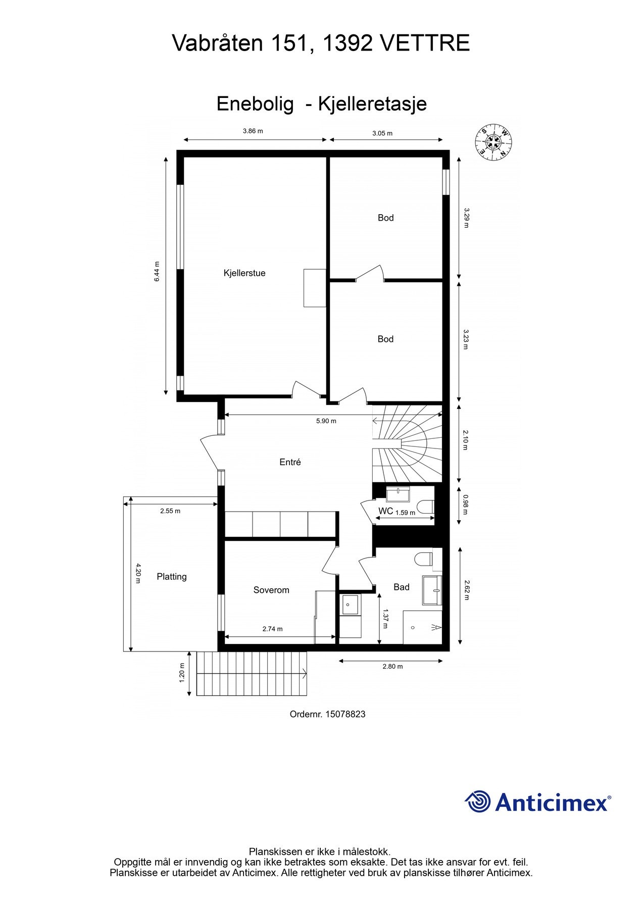 1. etasje består av entré, bad, toalettrom, soverom, kjellerstue og to innvendige boder. I tillegg er det bygget en platting på 11 m². Galleribilde