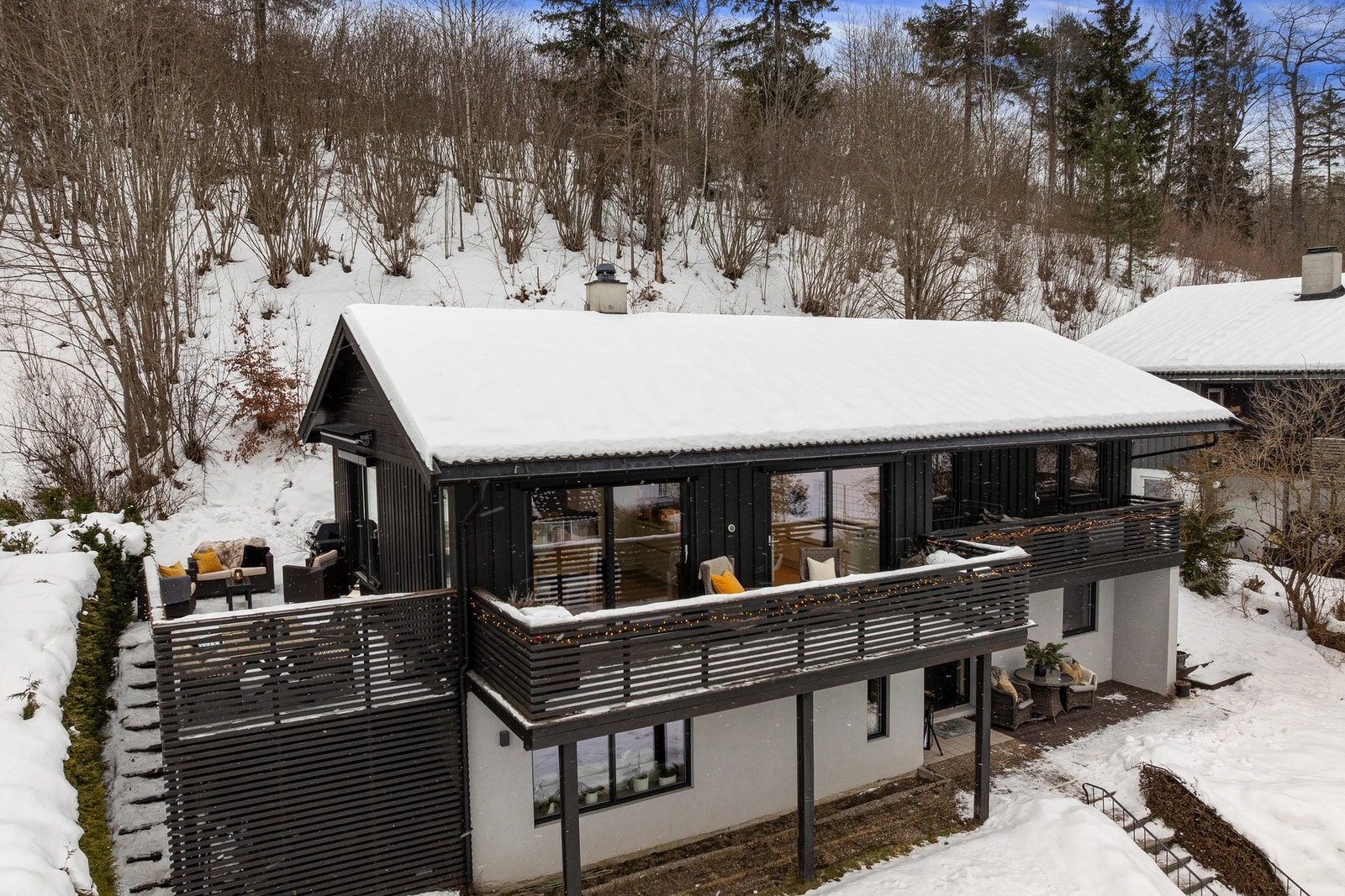 Boligen har en funksjonell og familievennlig planløsning med lyse, luftige rom og gode uteplasser. Galleribilde
