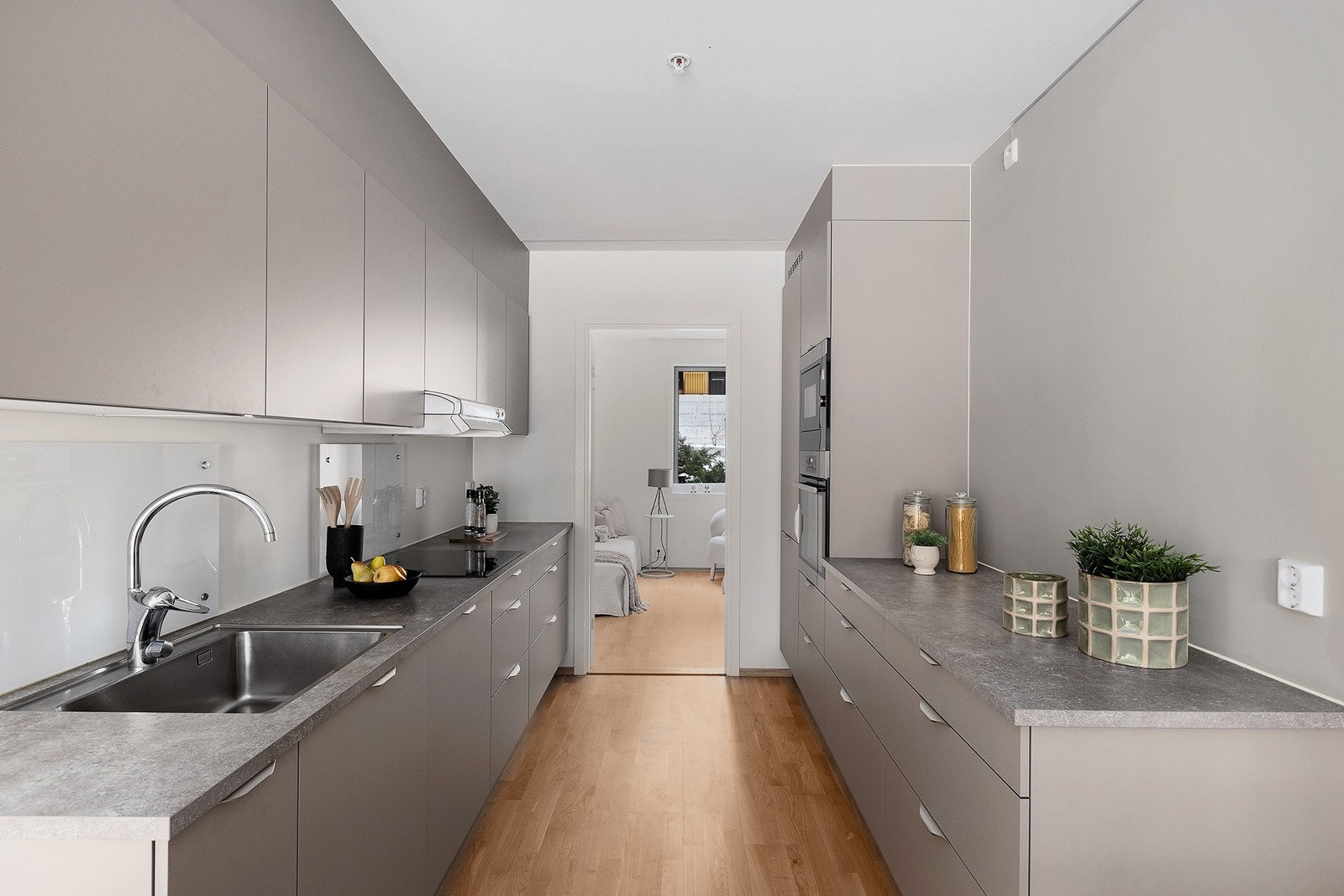 Godt med skap- og benkeplass. Galleribilde