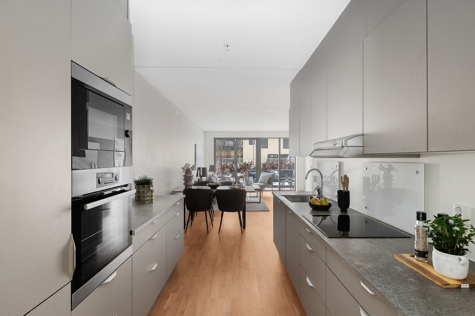 HTH kjøkkeninnredning med slette fabrikklakkerte fronter og laminat benkeplate. Galleribilde