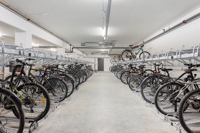 Det er etablert innvendig og utvendig sykkelparkering. Galleribilde