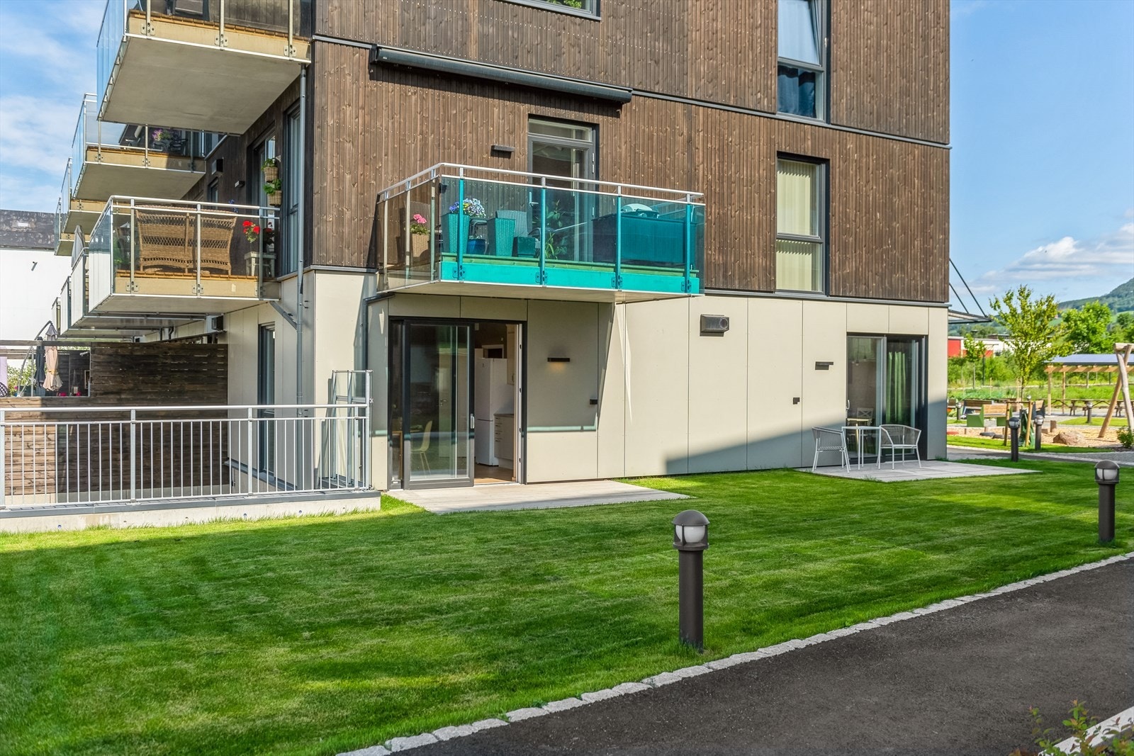 Leiligheten ligger på hjørnet i første etasje med solrik uteplass Galleribilde