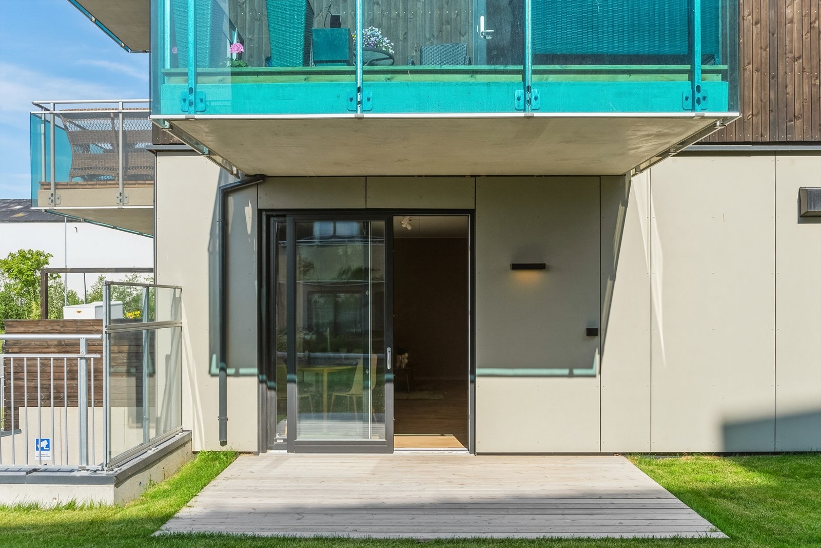 Solrik uteplass på terrasseplattingen. Galleribilde