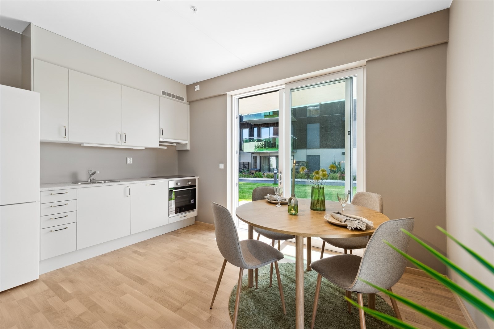 Lekkert og praktisk innredet kjøkken med plass for spisebord. Galleribilde