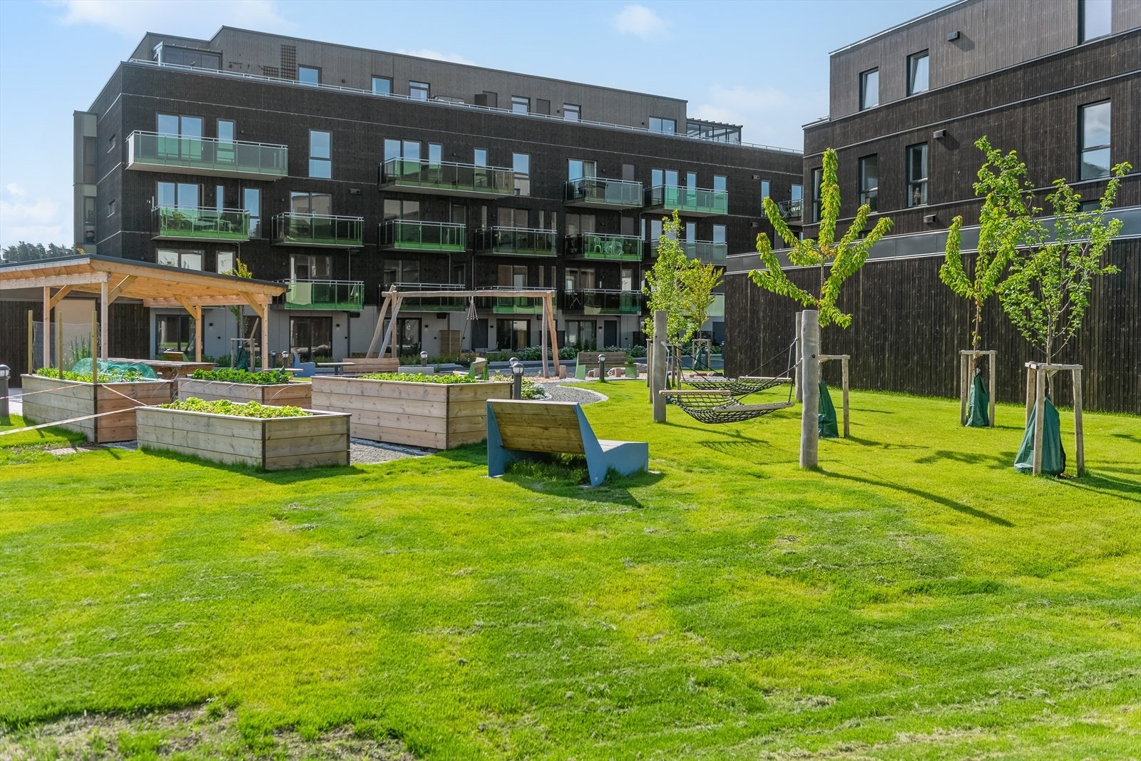 Leiligheten ligger i populære Husebyenga hage - et nytt boligområde midt i sentrum med flott hage! Galleribilde