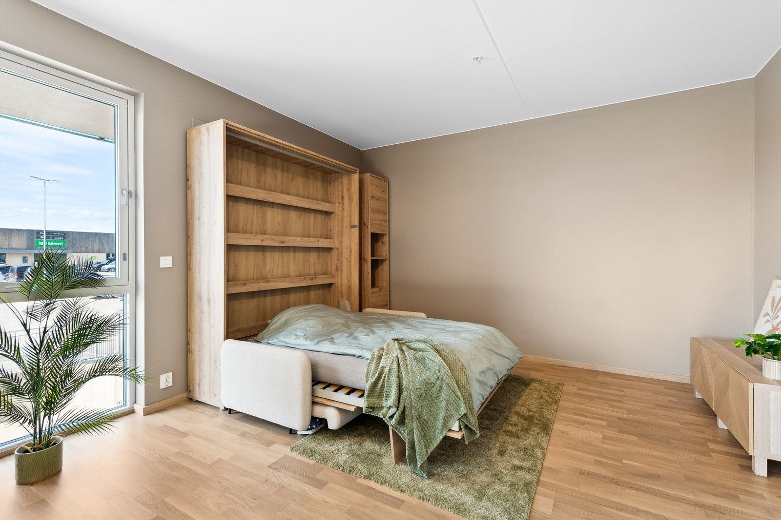 Den medfølgende sofaen kan enkelt gjøres om til dobbeltseng. Galleribilde