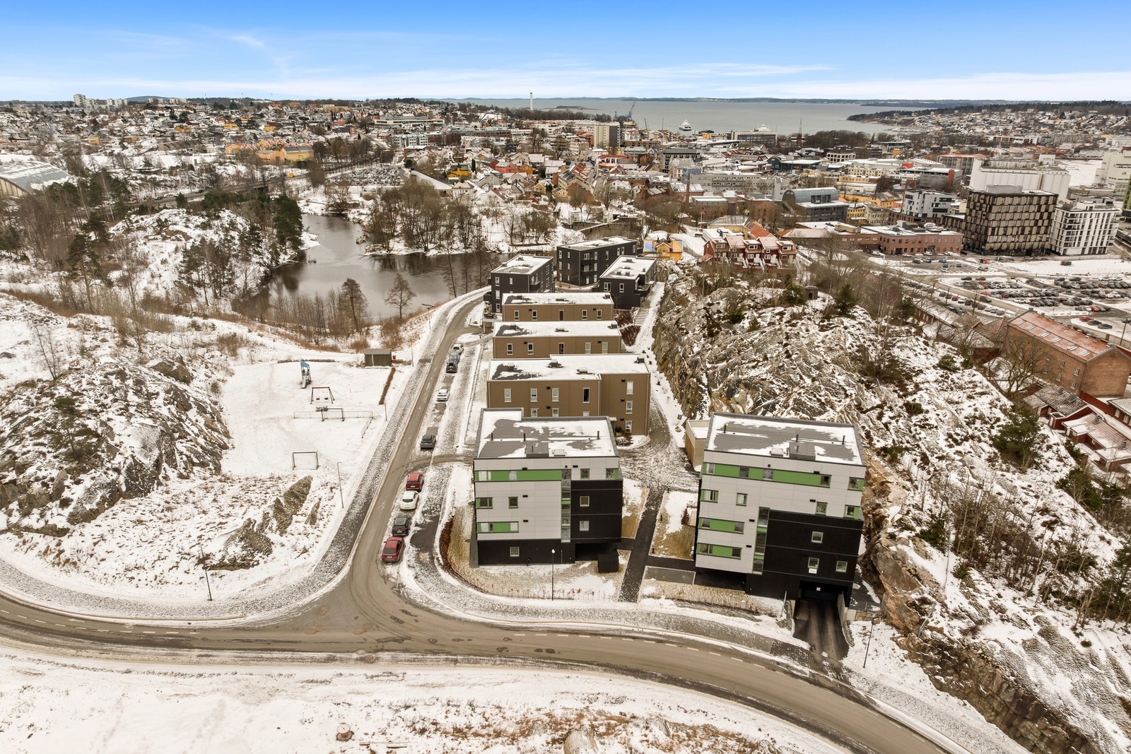 På Elvebredden bor du midt mellom sjø, by og skog Galleribilde