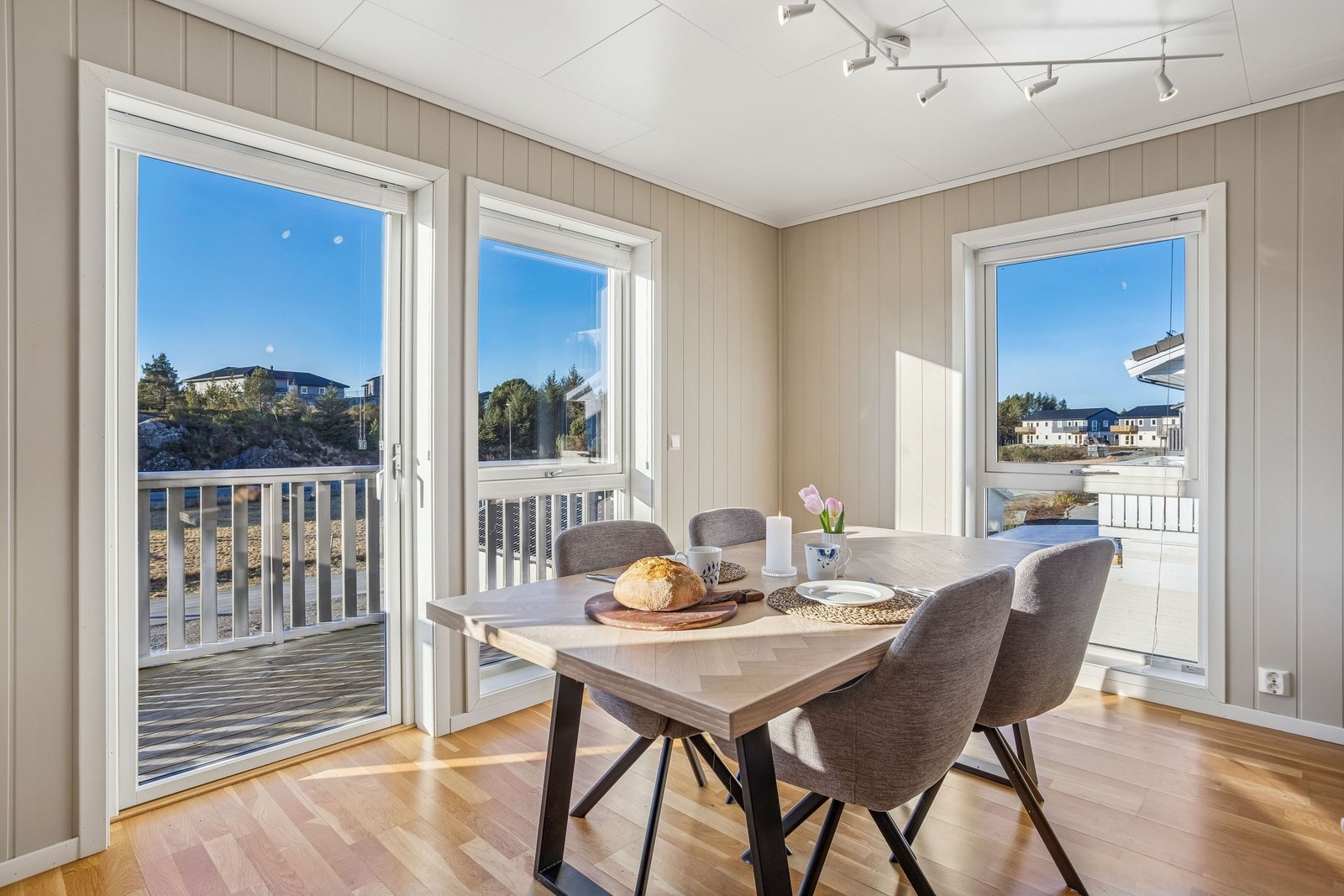 Store vindusflater som slipper inn mye deilig lys Galleribilde