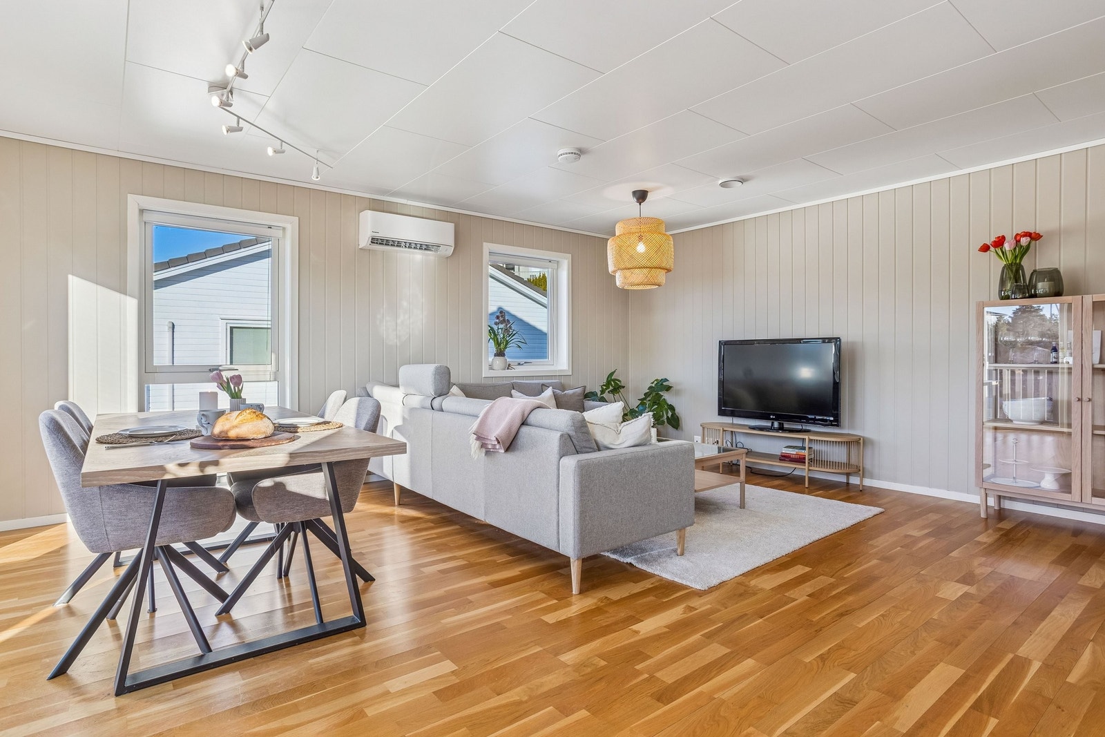 Selve rommet er av god størrelse med naturlig plass til sofagruppe i den ene enden og spisebord i den andre. Galleribilde