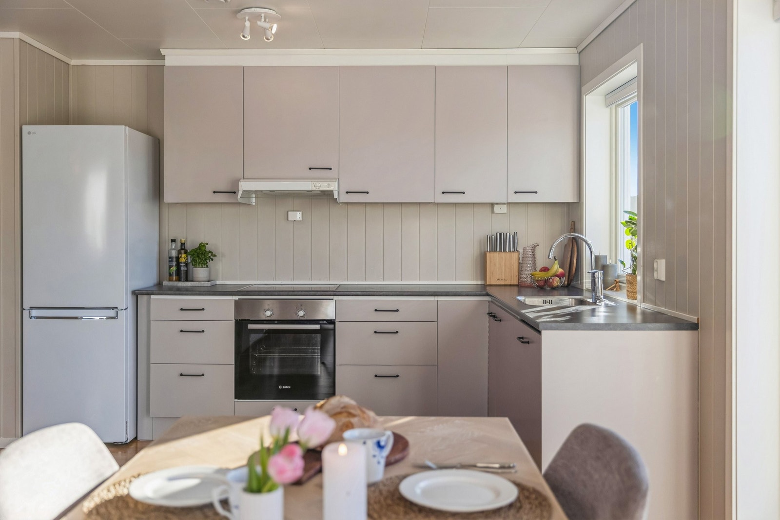 Stilrent kjøkken med masse skap- og benkeplass Galleribilde