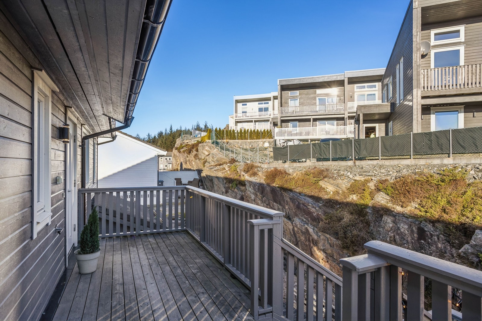 Mulighet for morgensol ved inngangen. Galleribilde