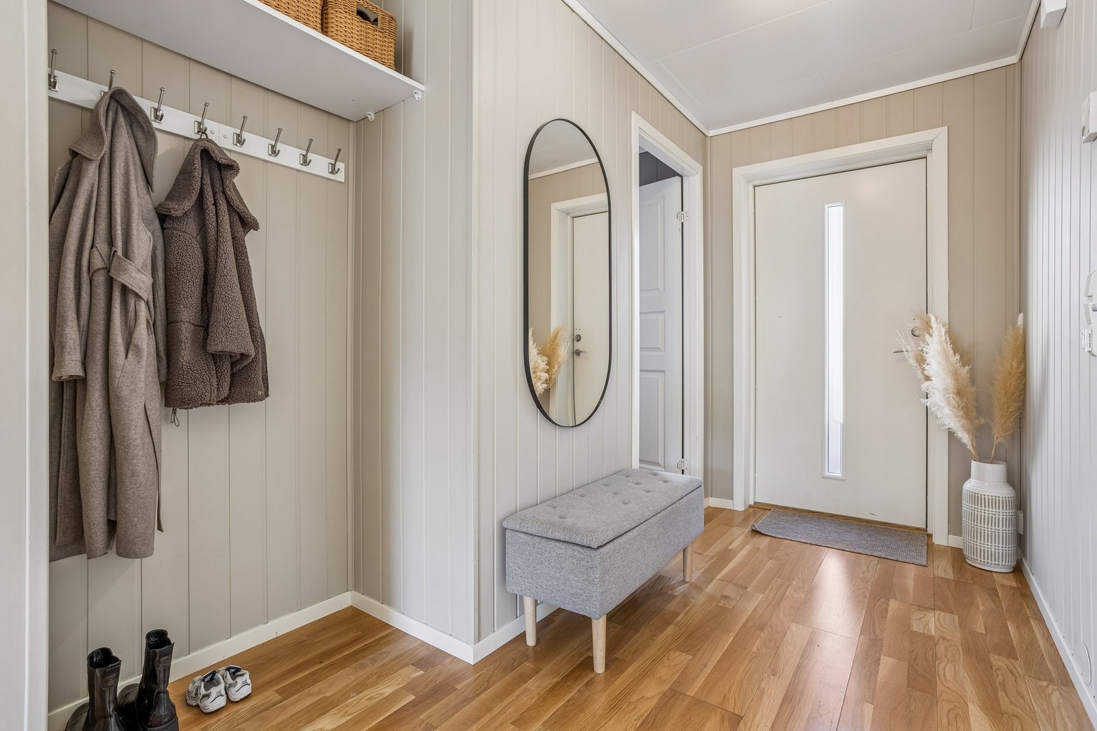 Romslig inngangsparti hvor man kan henge fra seg ytterjakker og sette fra seg yttersko. Galleribilde