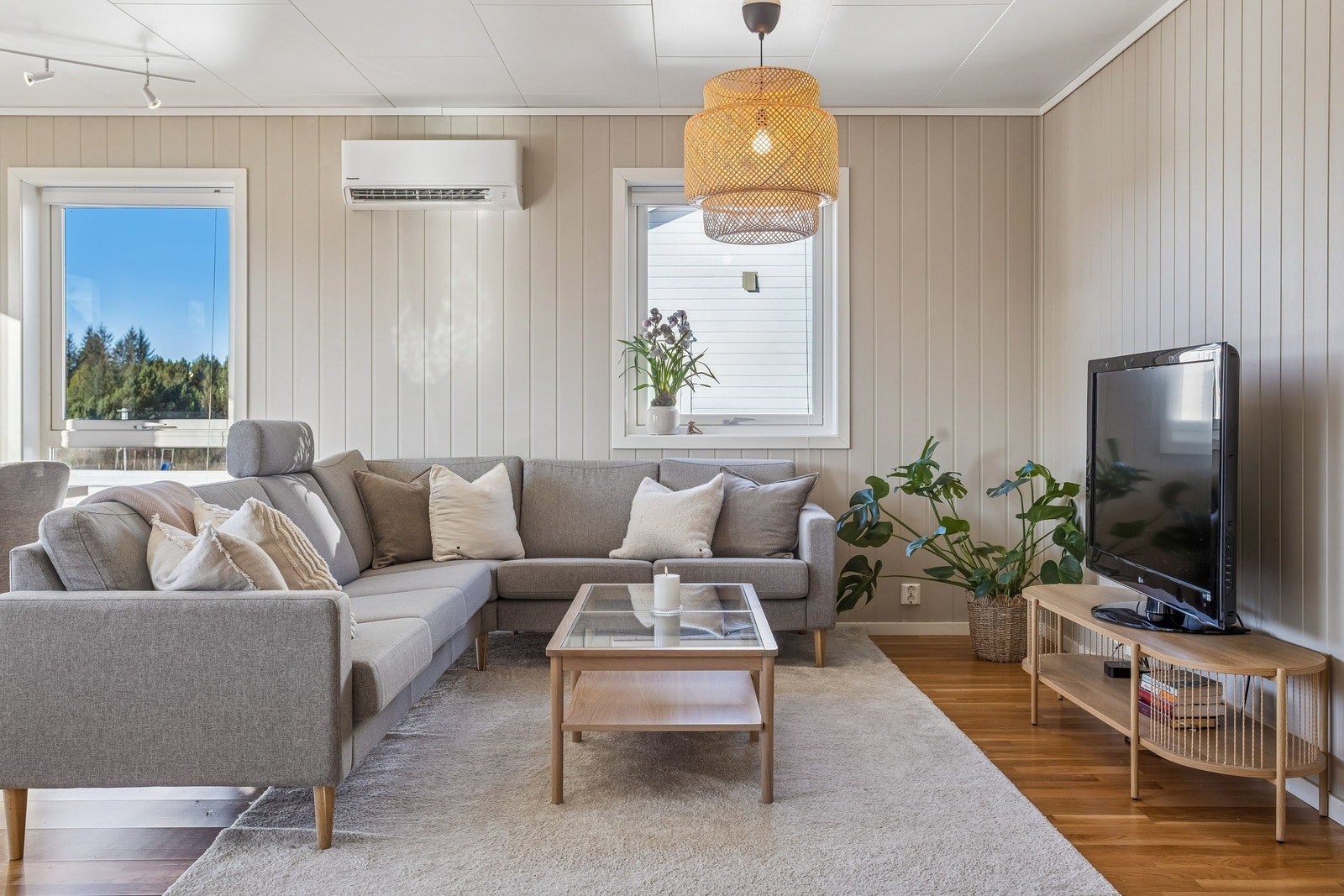 Den lyse, sosiale stuen blir fort det rommet dere vil tilbringe mest tid i! Det første som fanger oppmerksomheten, er de store vinduene med dype karmer som sikrer godt med lys og luft. Galleribilde