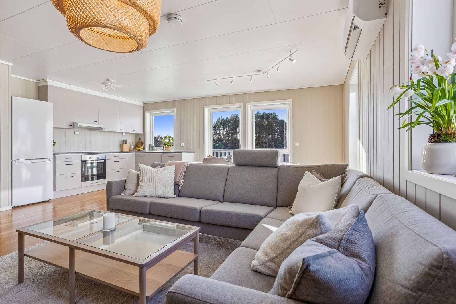 Lys stue med god plass til sofagruppe. Galleribilde