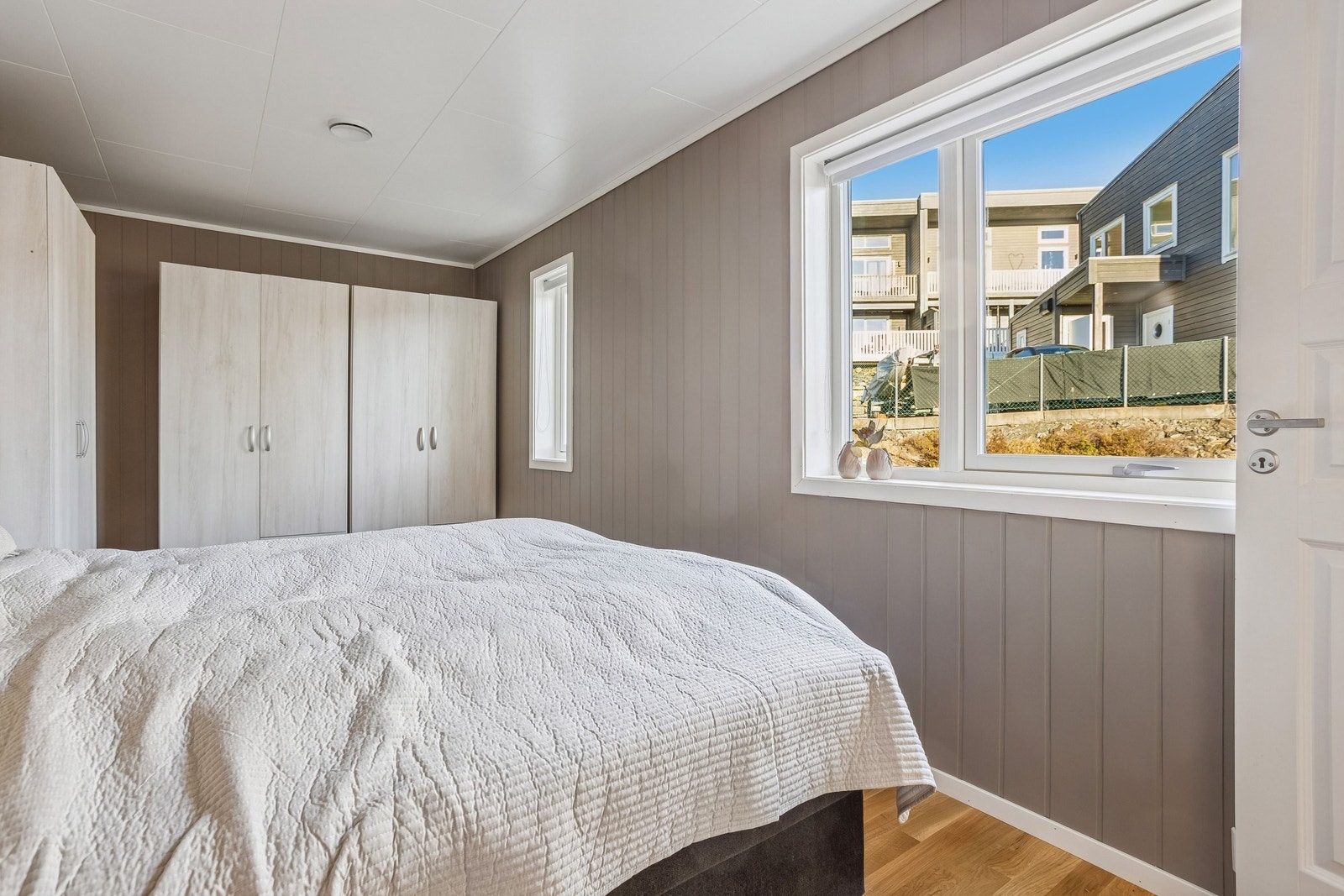 Hovedsoverommet har god innslipp av naturlig lys fra store vinduer. Galleribilde