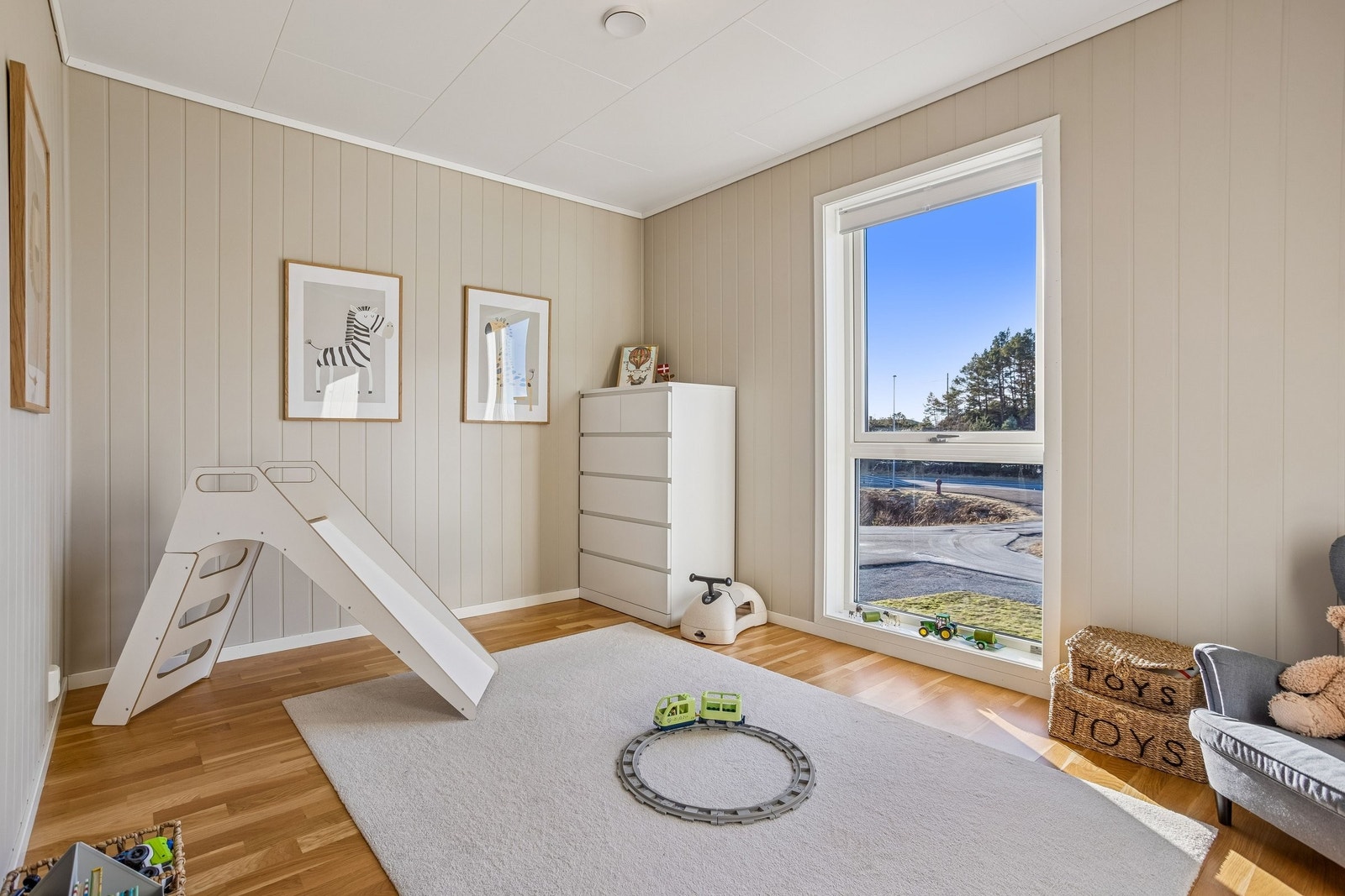 Fra stuen er det adkomst til et av boligens to soverom. Rommet er av god størrelse med plass til seng, nattbord og skrivebord. Galleribilde