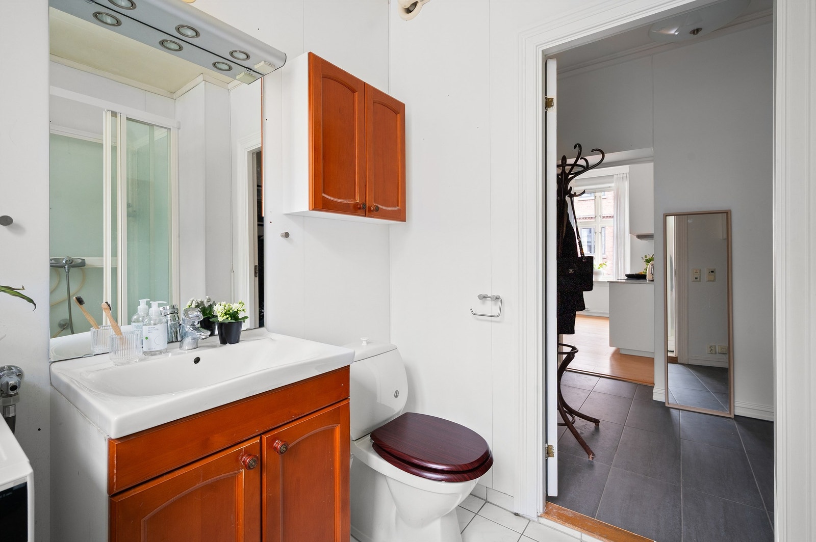 Innredningen består av gulvmontert toalett, skap for oppbevaring, servant med underskap i tillegg til dusjkabinett. Galleribilde