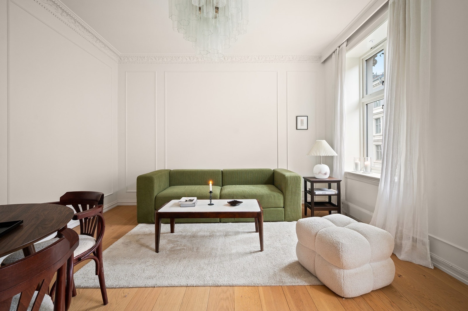 Fantastisk takhøyde på rett under 3 meter! Det er god plass til en sofa- og tv løsning i tillegg til spisebord. Galleribilde