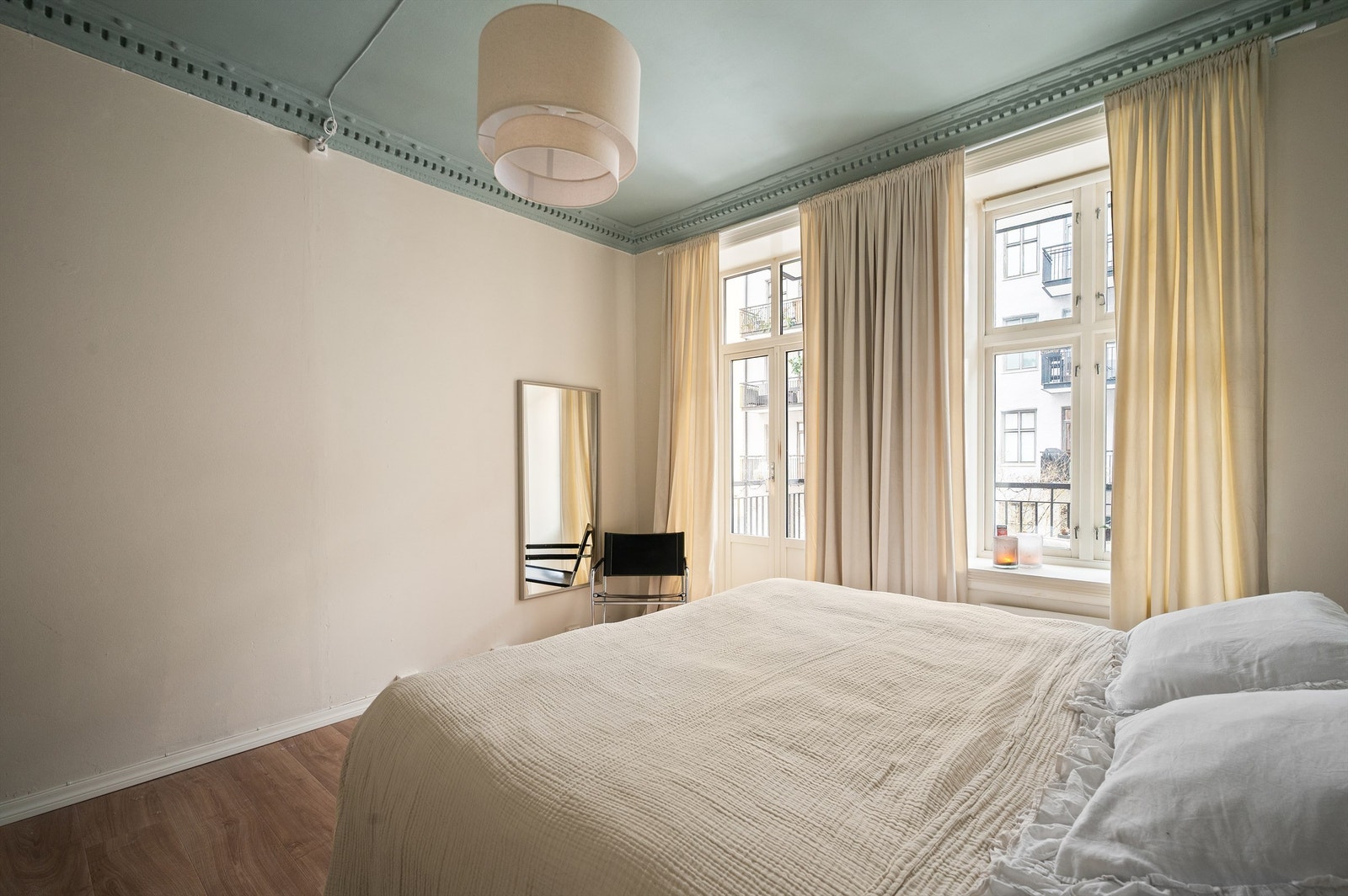 Rommet vender mot stille bakgård. Utgang til leilighetens balkong. Galleribilde