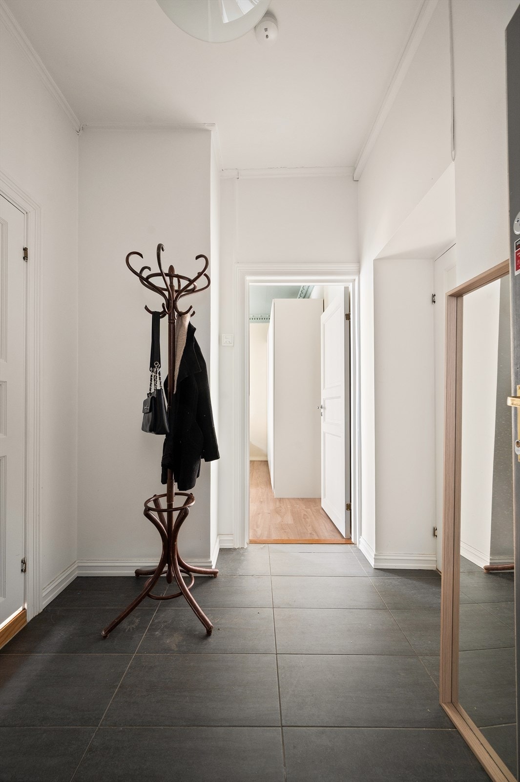 Entréen er romslig og innbydende med praktiske fliser på gulvet. Galleribilde