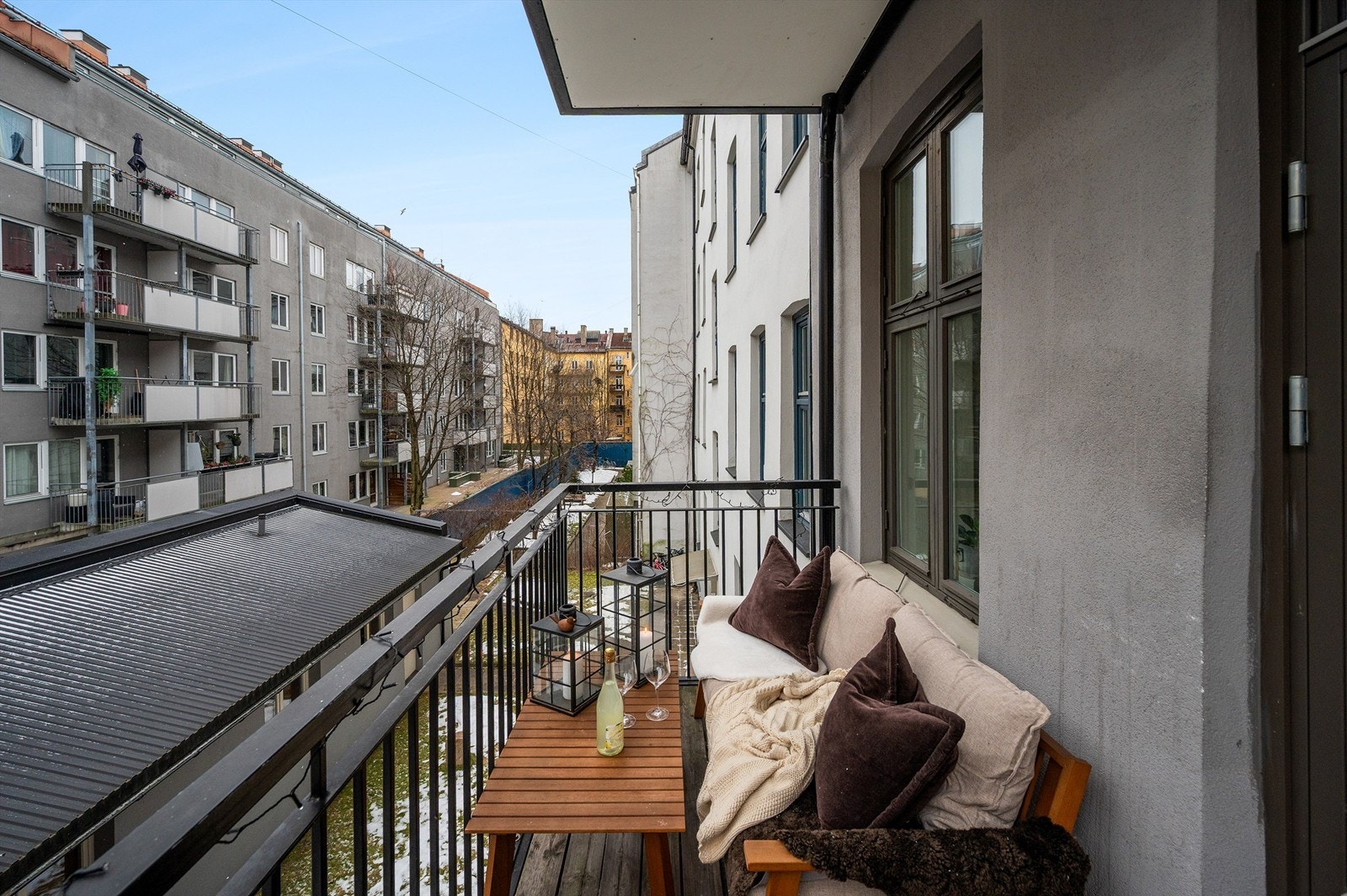 Selger opplyser om sol fra morgen og frem til ca kl 14/15. Her kan man nyte fine sommerdager. Galleribilde