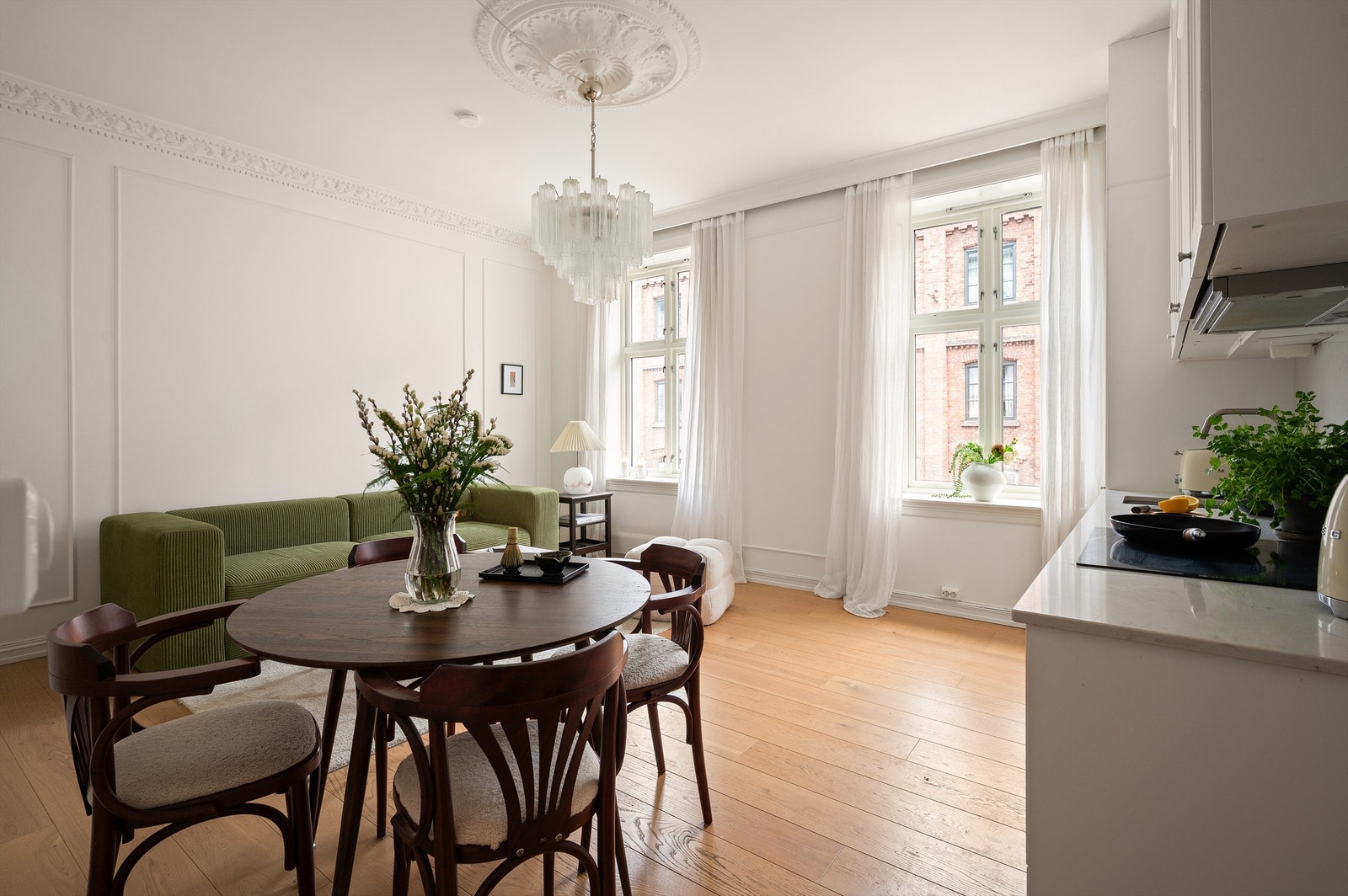 Leiligheten har flotte klassiske detaljer som original rosett og stukkatur, og har en fin beliggenhet i rolig sidegate på Grünerløkka. Galleribilde