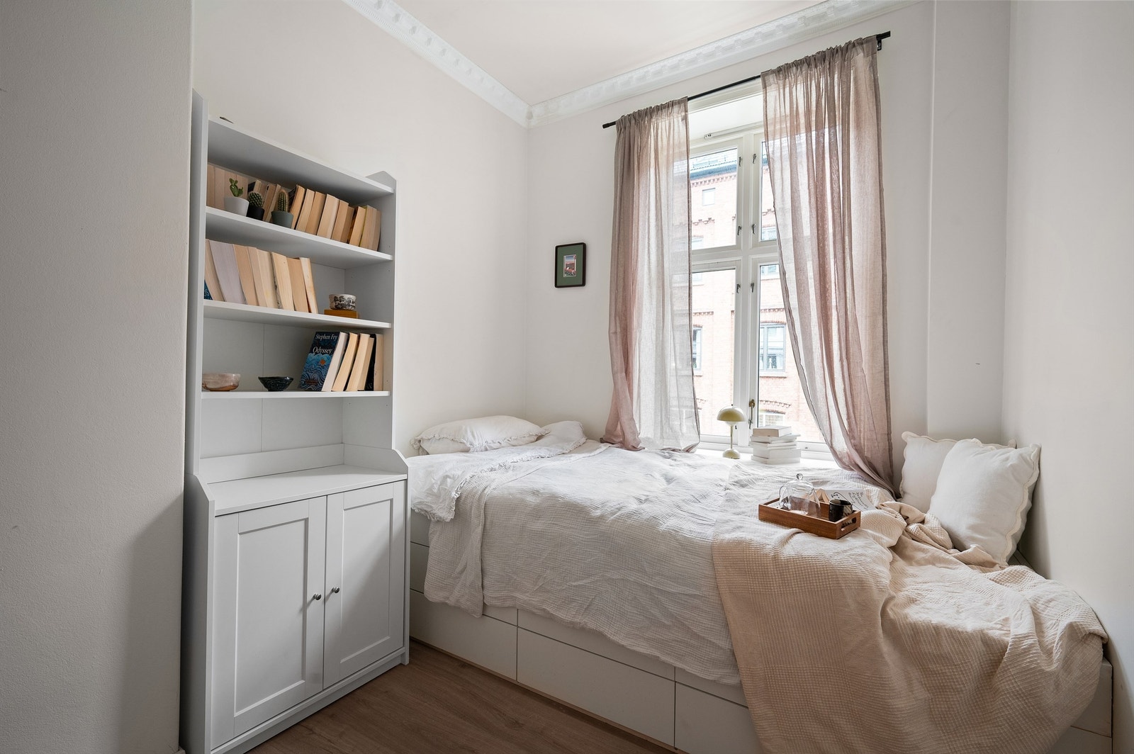 Leilighetens andre soverom vender ut mot sidegaten og har plass til seng og øvrig soveromsmøblement. Galleribilde