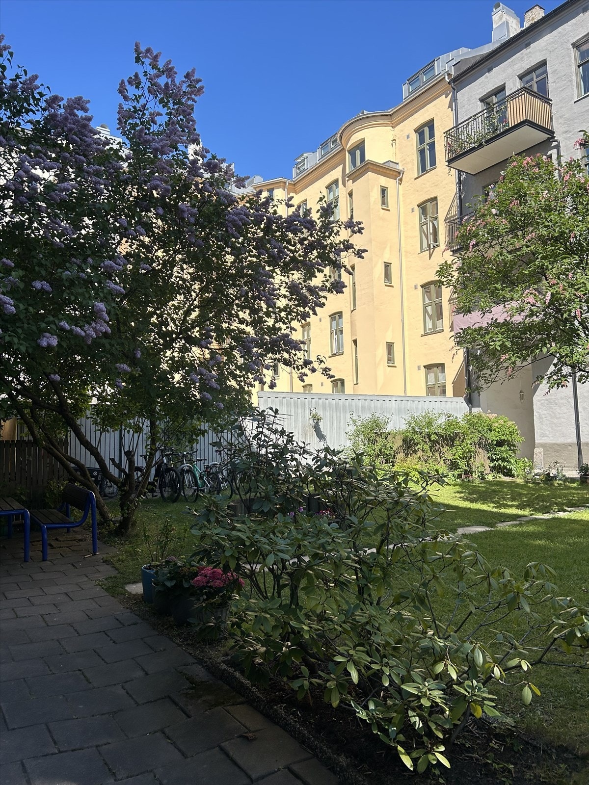 Den idylliske bakgården fra sommerhalvåret. Selgers eget bilde Galleribilde