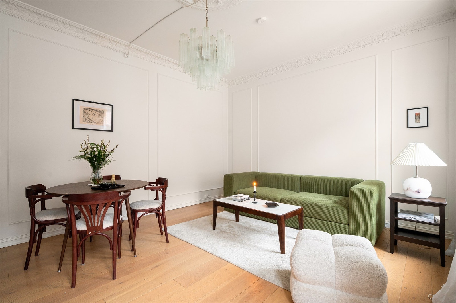 Stuen er innbydende med mye lysinnslipp sammen med de lysmalte veggene, og vakker profilering på vegg. Galleribilde