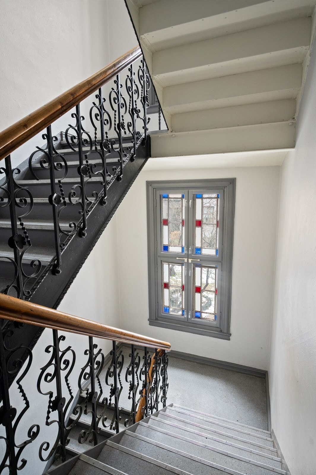 Felles oppgang med klassiske detaljer. Galleribilde