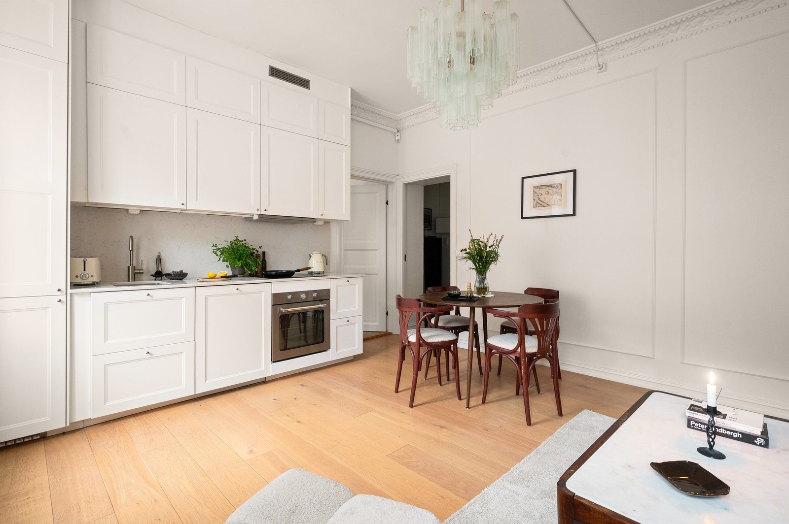 Kjøkkenet ble i 2024 flyttet ut i stuen og har en flott innredning som kler leilighetens klassiske stil. Galleribilde