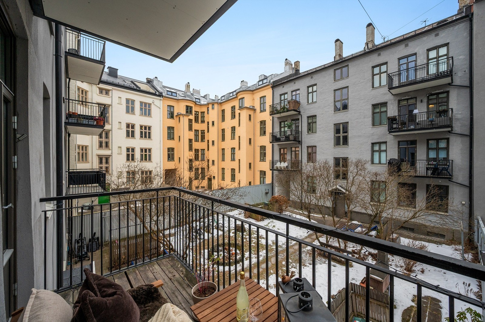 Leiligheten ligger i byggets 2. etasje og har en herlig, østvendt balkong med sol fra morgen og frem til ca kl 14/15. Galleribilde