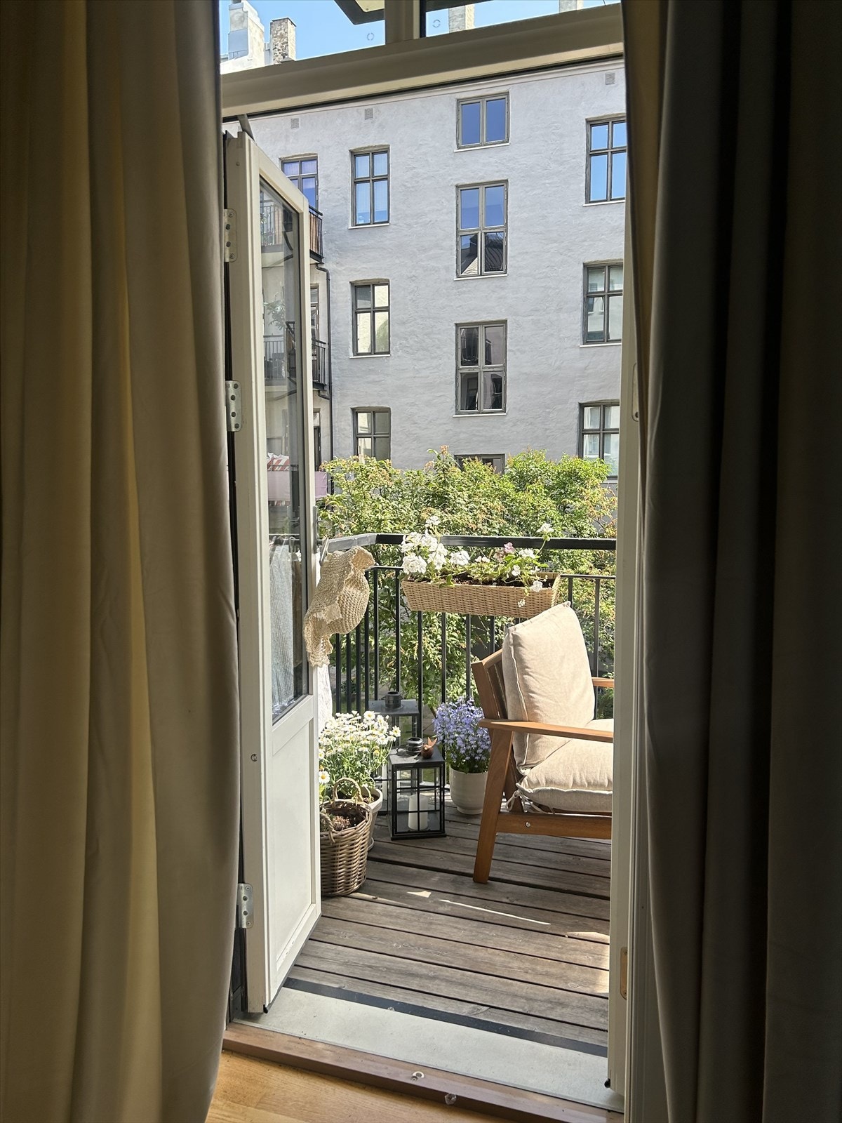 Herlig utsyn til rolig bakgård, her selgers bilde fra sommerhalvåret Galleribilde