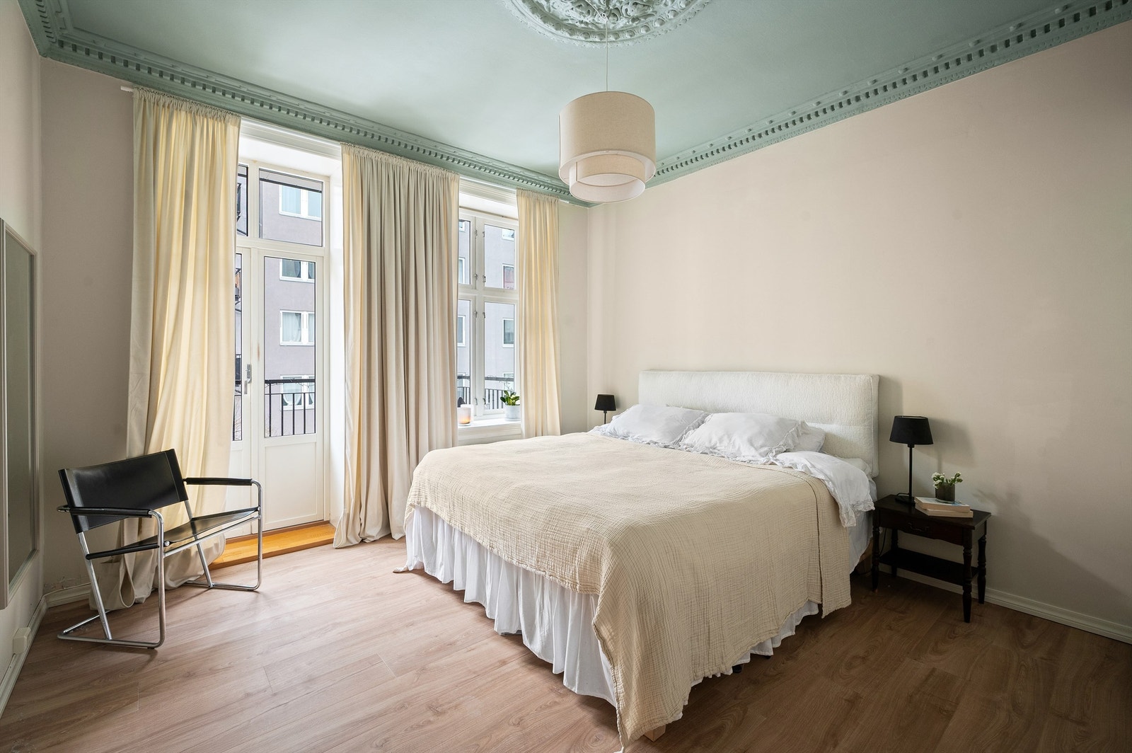 Hovedsoverommet er av god størrelse med plass til dobbeltseng, garderobeskap og øvrig møblement. Galleribilde