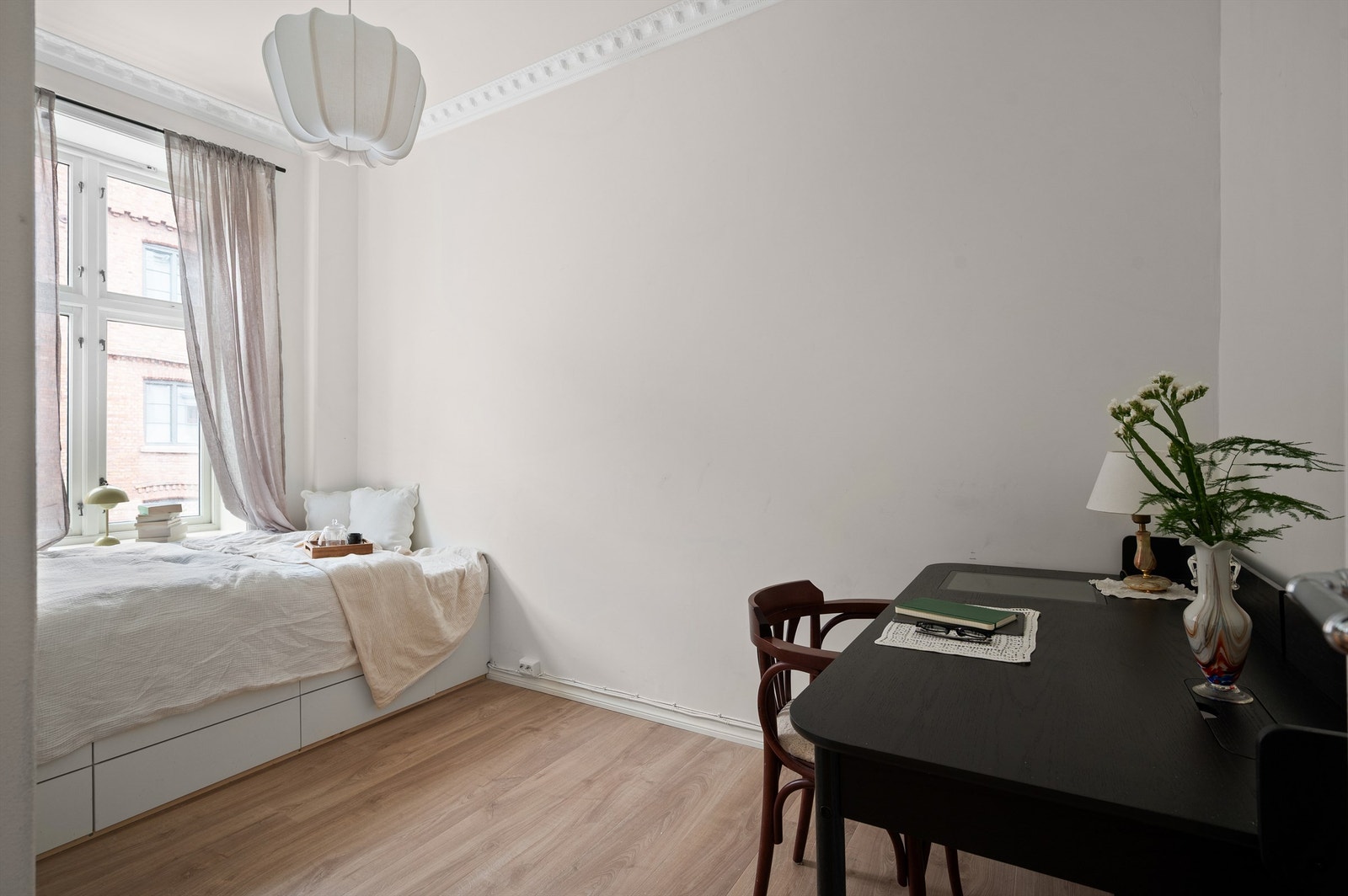 Rommet er fleksibelt og kan brukes som et ekstra soverom, kontor eller gjesterom. Plassbygget seng med 6 skuffer under. Galleribilde