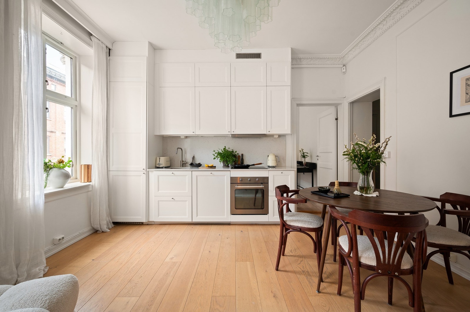 Innredningen fra Ikea består av profilerte fronter, benkeplate av kvarts og integrerte hvitevarer. Galleribilde