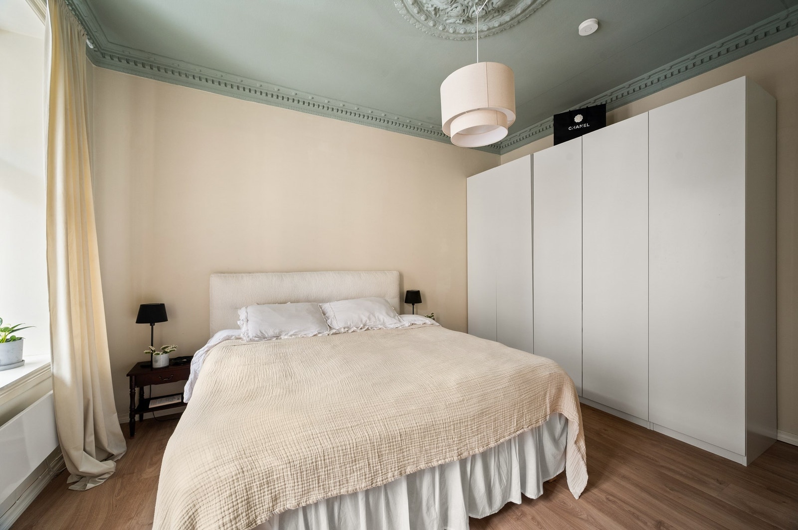 Garderobeskap medfølger. Her er det også raus takhøyde. Galleribilde