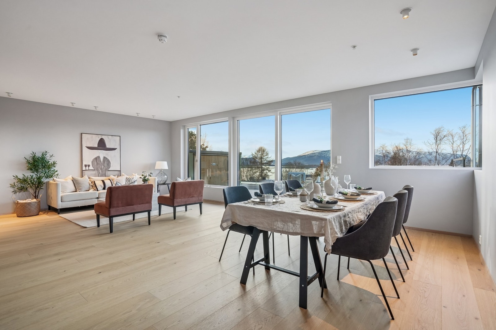 - og gir rikelig med naturlig lys inn til leiligheten som bidrar til en meget god romfølelse. Galleribilde