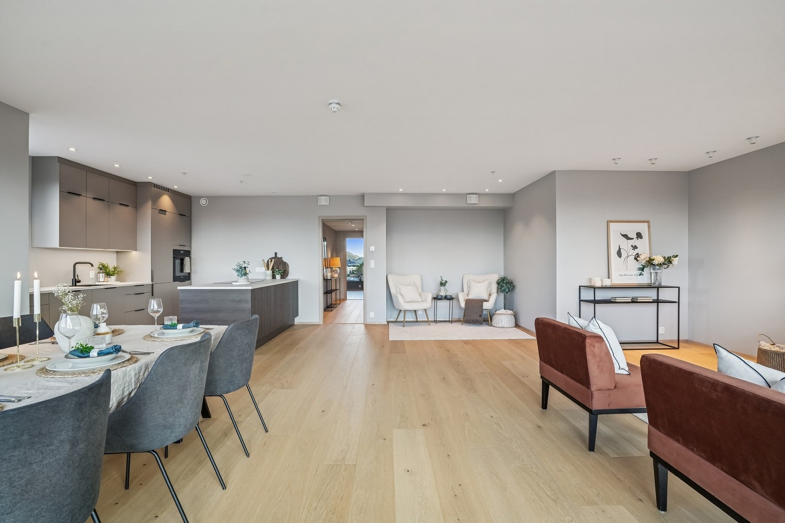 Leiligheten er gjennomgående og har en praktisk planløsning hvor stuen er naturlig inndelt i ulike brukssoner. Galleribilde