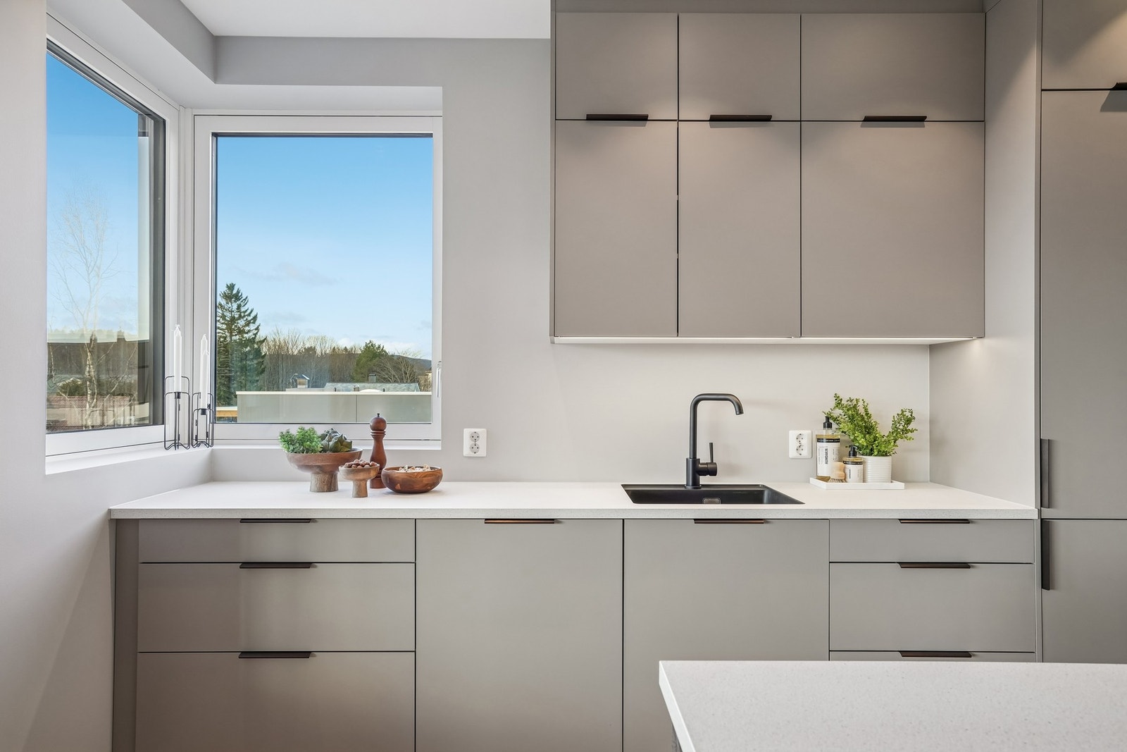 Kjøkkenet er velutstyrt og har integrerte hvitevarer som stekeovn, oppvaskmaskin, kjøleskap m/ frys og platetopp m/ integrert ventilator. Galleribilde