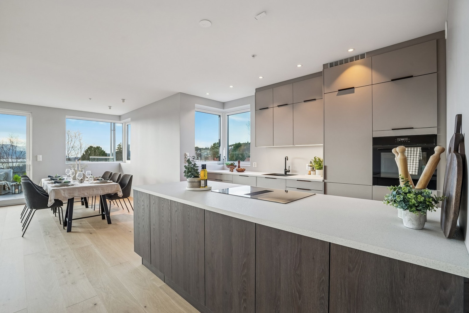 Meget smakfullt kjøkken fra HTH med lekre fronter i moderne beige-toner og en barøy i mørk eik. Galleribilde