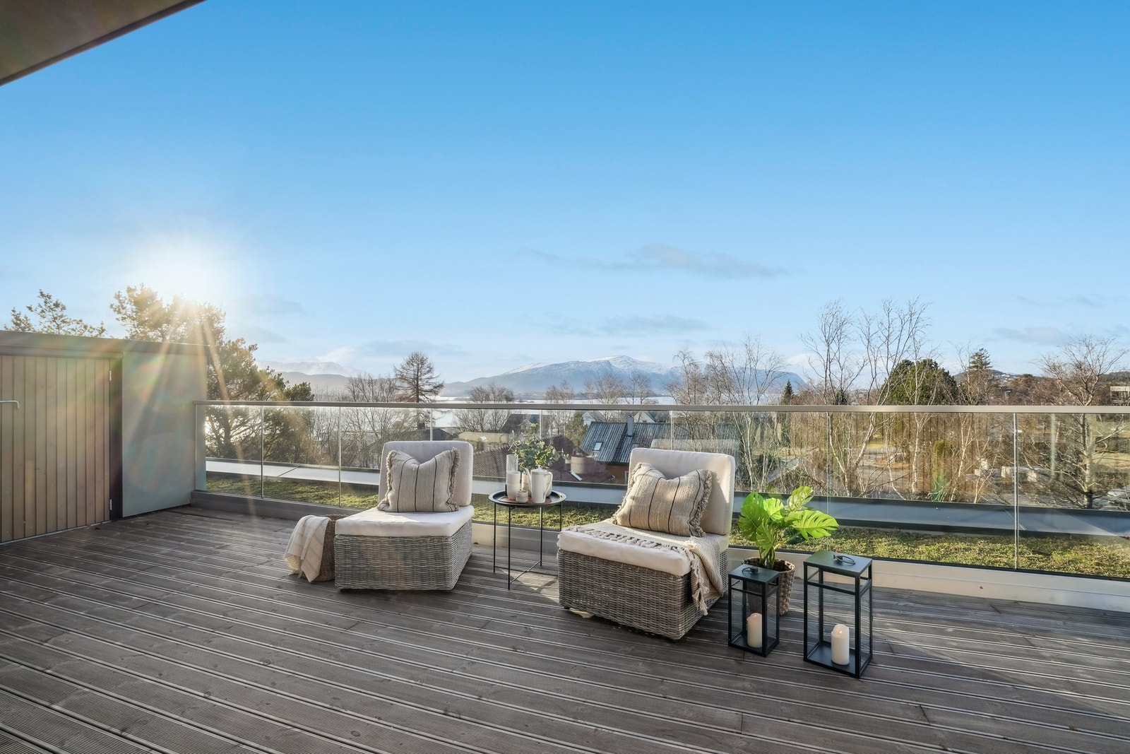 Et av leilighetens høydepunkter er den eksklusive takterrassen mot vest, denne oppleves som skjermet og privat - her kan man nyte nydelige sol og utsiktsforhold helt usjenert! Galleribilde