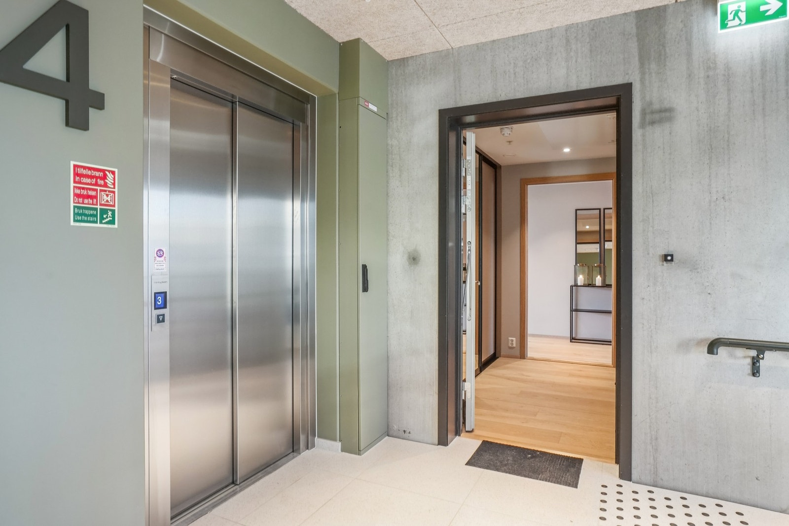 Det er meget enkel tilkomst til leiligheten, med heisadkomst direkte fra garasjen og 1.etasje. Galleribilde