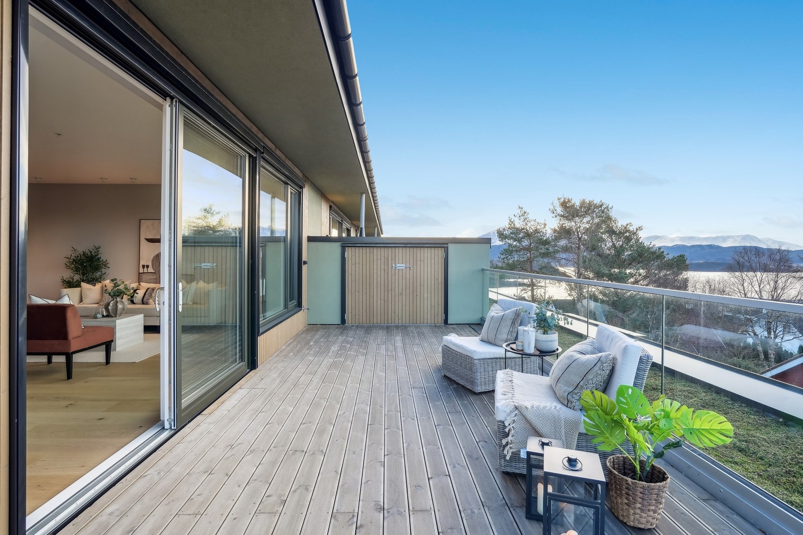 - og kan også nytes fra den 24 kvm store takterrassen mot vest. Her får man en fin utvidelse av stuen på sommerstid med plass til både grillen og utemøblene. Galleribilde