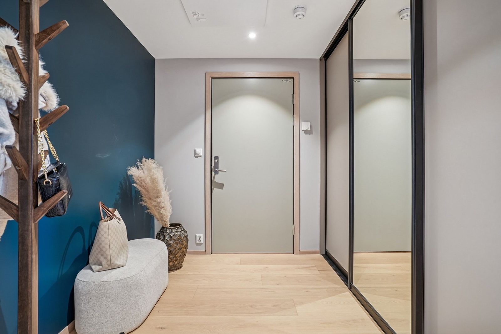 Entréen gir deg et fint førsteinntrykk av boligen. Her har man god plass til både sko og yttertøyet i den romslige skyvedørsgarderoben. Galleribilde